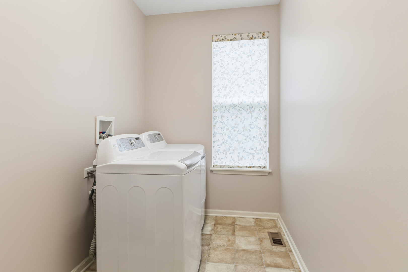 467 Snow Street Sugar Grove, IL 60554 - Photo 5 of 23