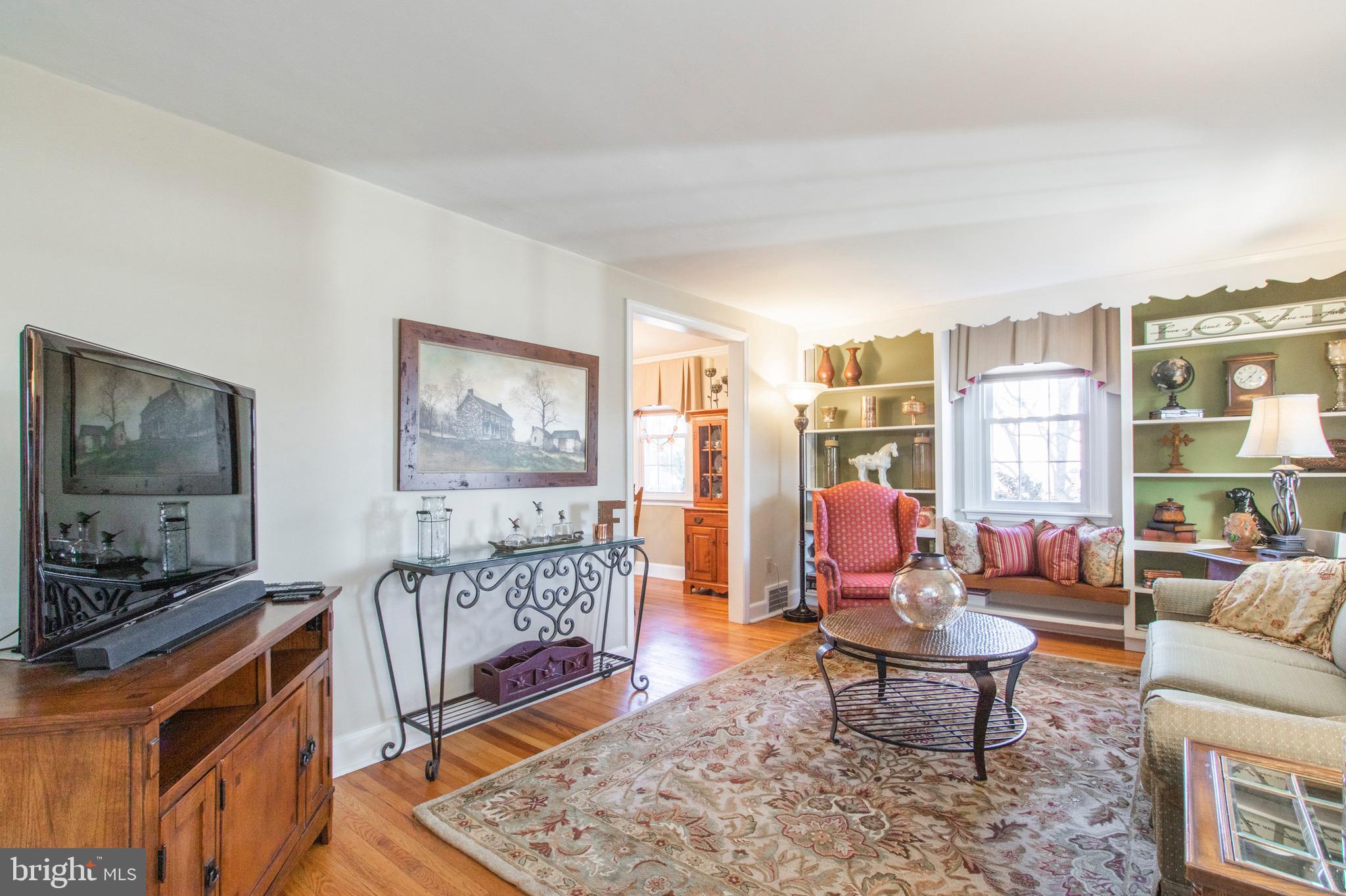 608 Palairet Road Philadelphia, PA 19128 - Photo 5 of 34 Living room with built-ins