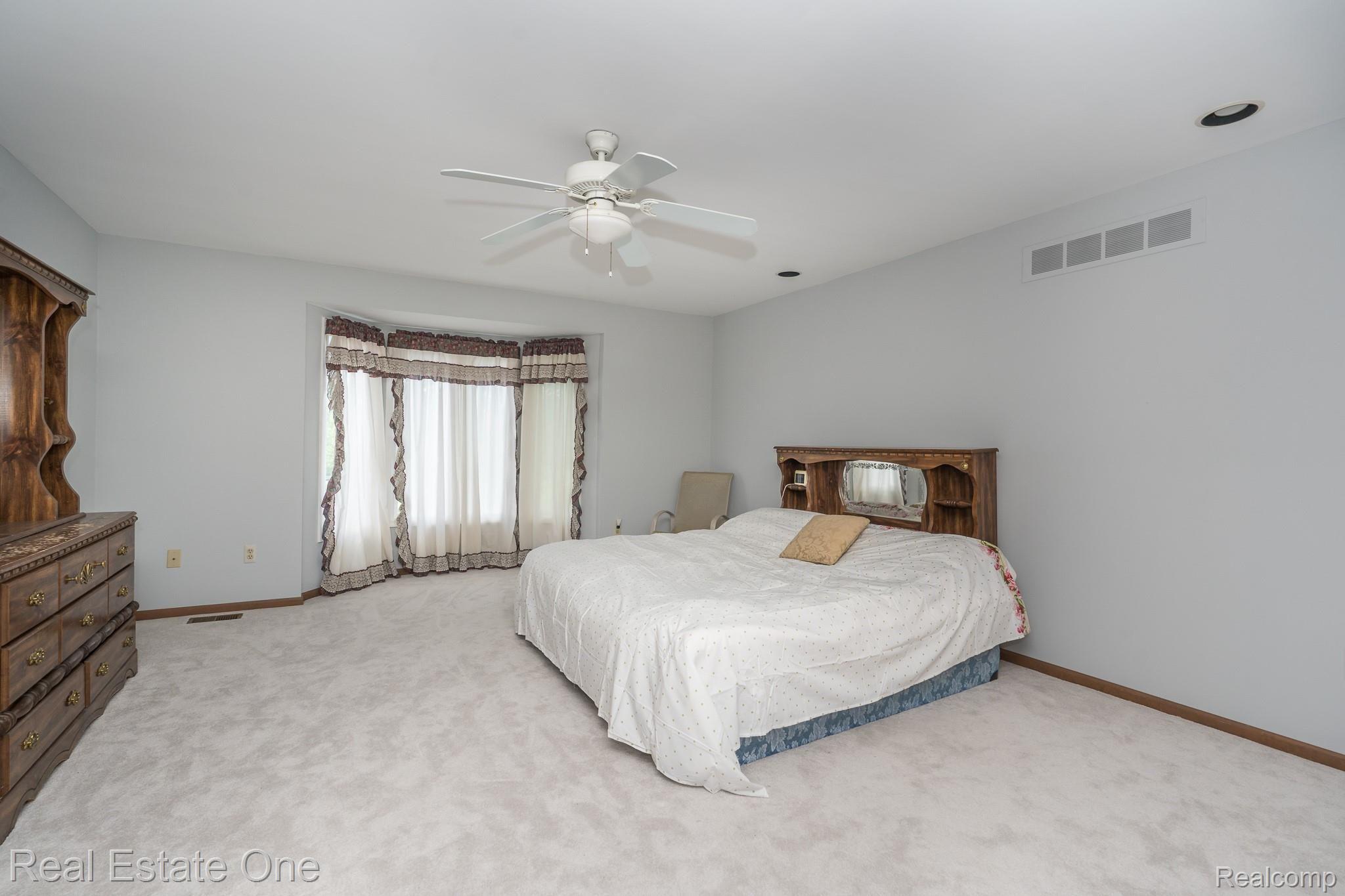1401 Lomas Verdes Rochester, MI 48306 - Photo 25 of 42 18 X 15 MASTER BEDROOM WITH BAY WINDOW, NEW PAINT AND CARPET 2020 - Lomas Verdes MLS-W025.jpg