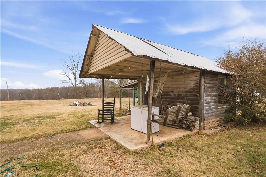 1149 Quaker Church Road Siloam, NC 27047 - Photo 17 of 47 Chicken Coop