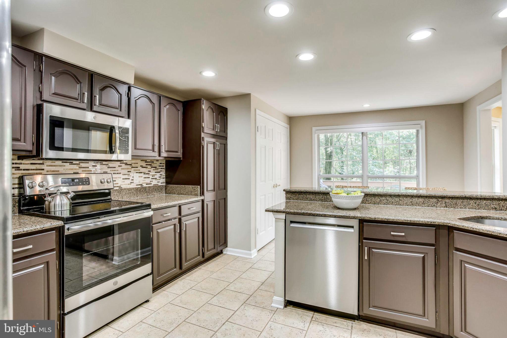 1536 Deer Point Way Reston, VA 20194 - Photo 7 of 53 New Stainless Steel Appliances