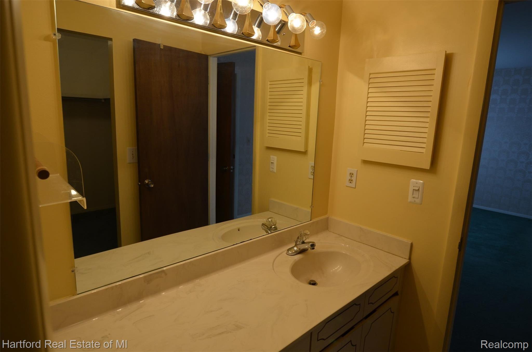 23201 Farmington Road, Unit 32 Farmington, MI 48336 - Photo 22 of 30 DSC_0628.JPG