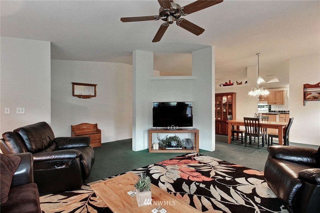 10518 Upper Preston Road Southeast Issaquah, WA 98027 - Photo 3 of 22 Gallery Image 3