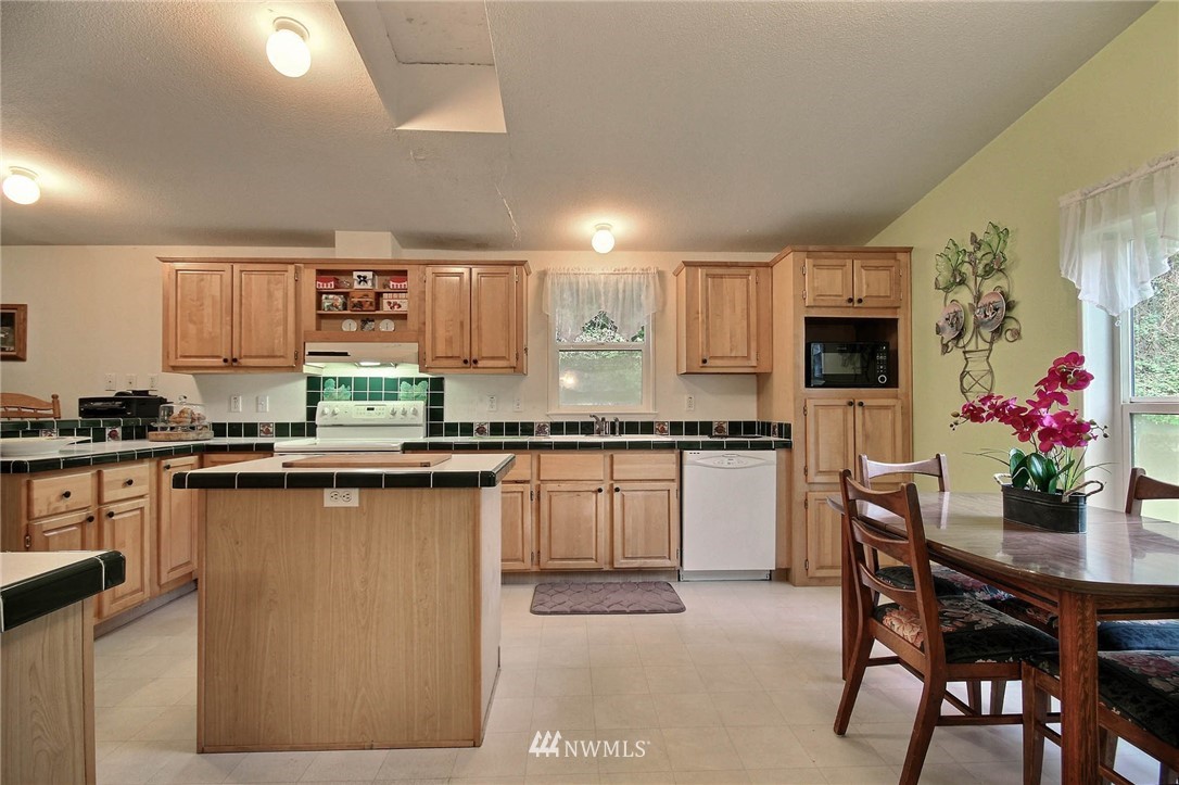 10518 Upper Preston Road Southeast Issaquah, WA 98027 - Photo 9 of 22 Gallery Image 9