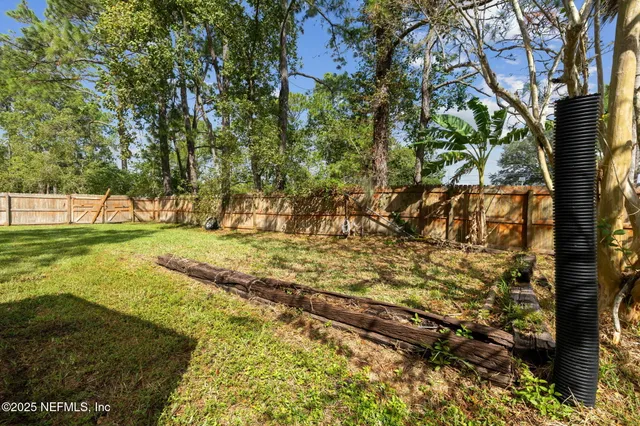a view of yard with green space