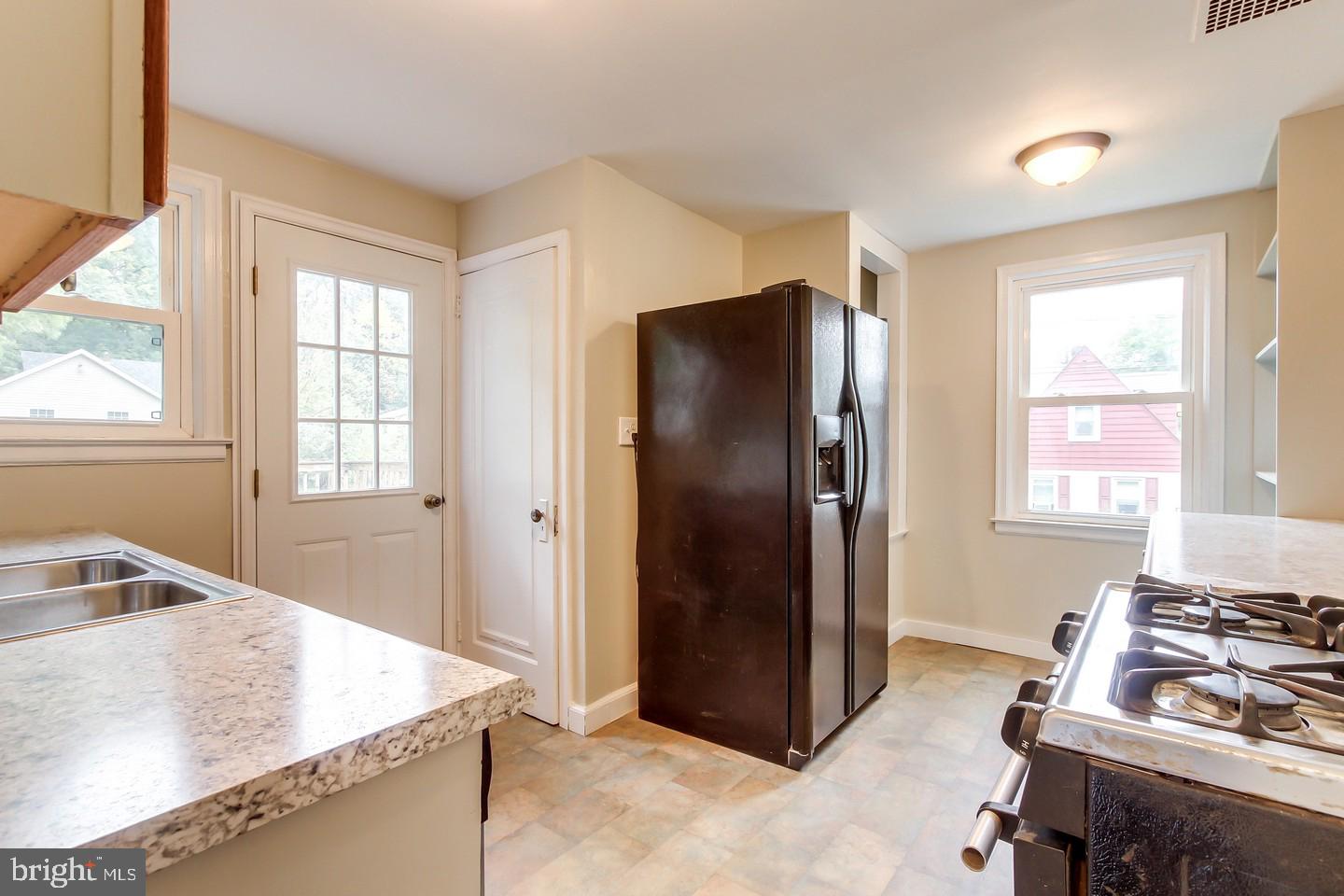 2612 Sheridan Road York, PA 17406 - Photo 6 of 27 Gallery Image 6