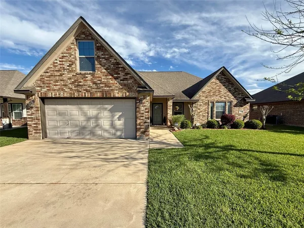 $375,000 | 112 Jefferson Street, Clute, TX 77531