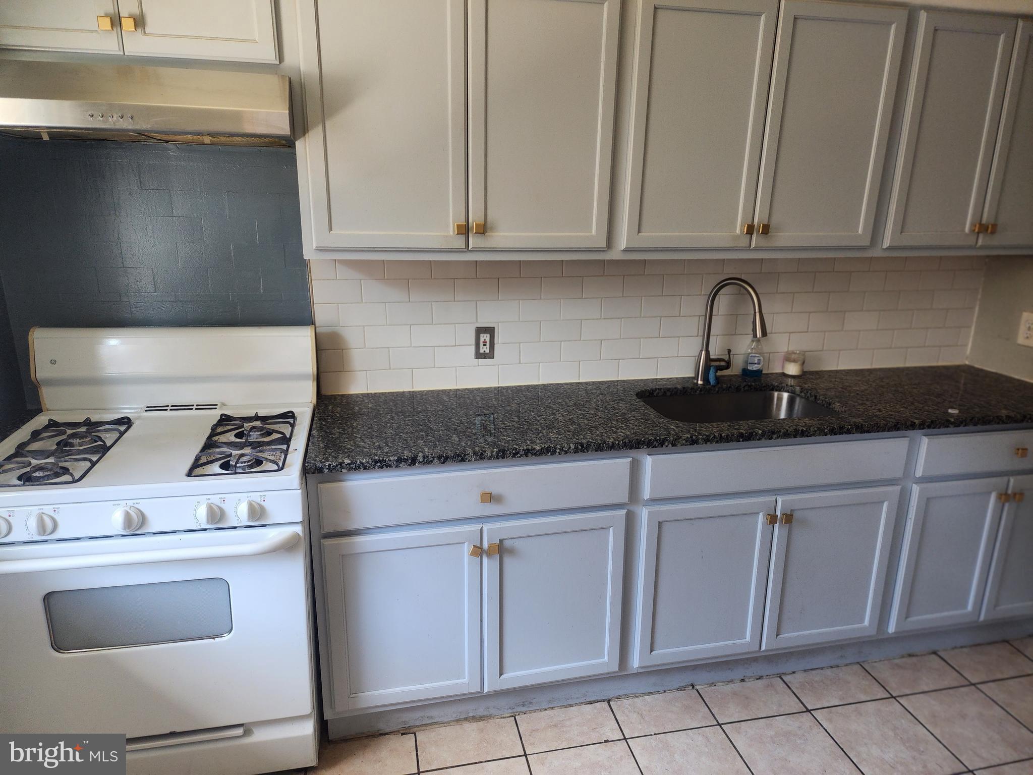 252 Avon Road Upper Darby, PA 19082 - Photo 9 of 38