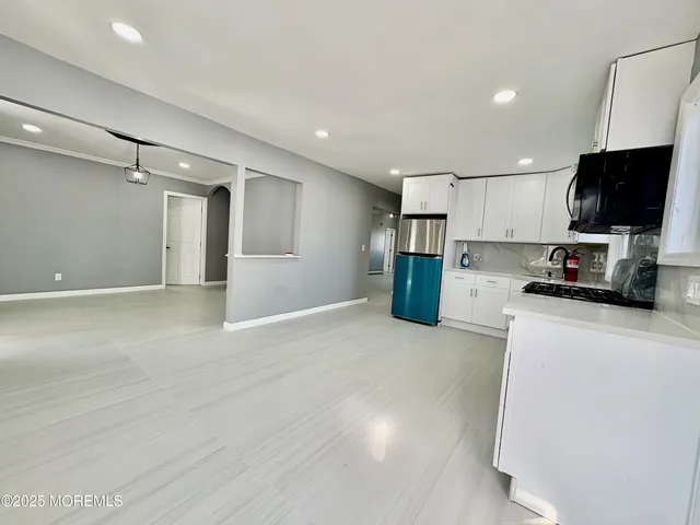 a view of a livingroom with a ceiling fan