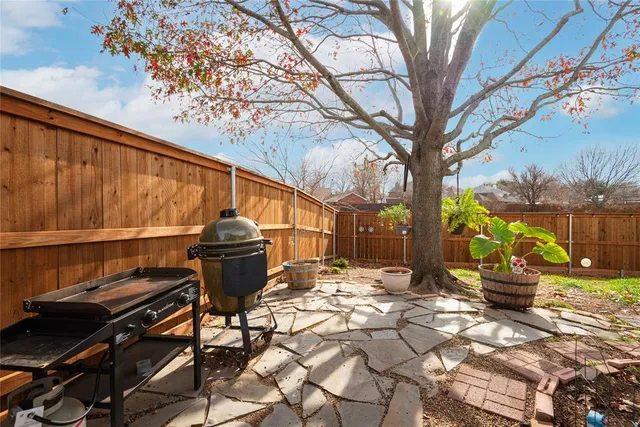 a view of a backyard