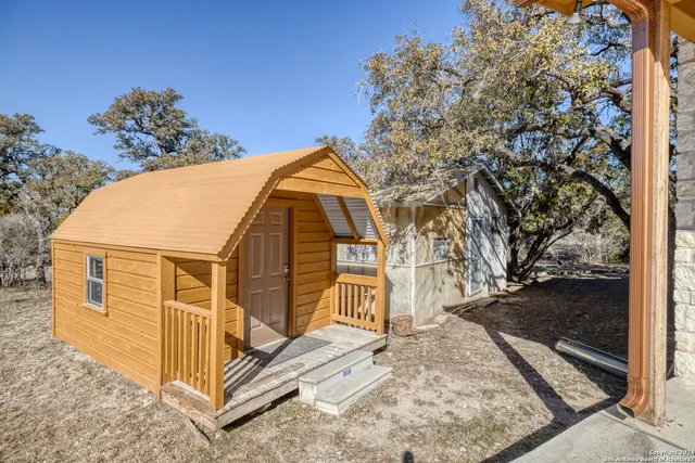 a view of a tree in the yard