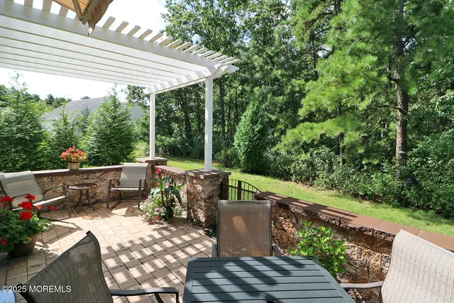 a view of a back yard