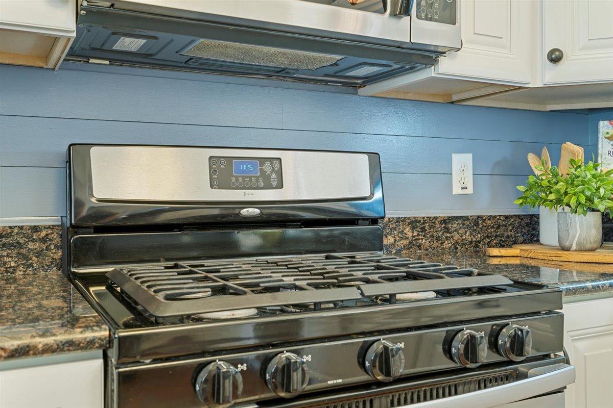 28 Maple Street Charleston, SC 29403 - Photo 21 of 51 Gas cooktop