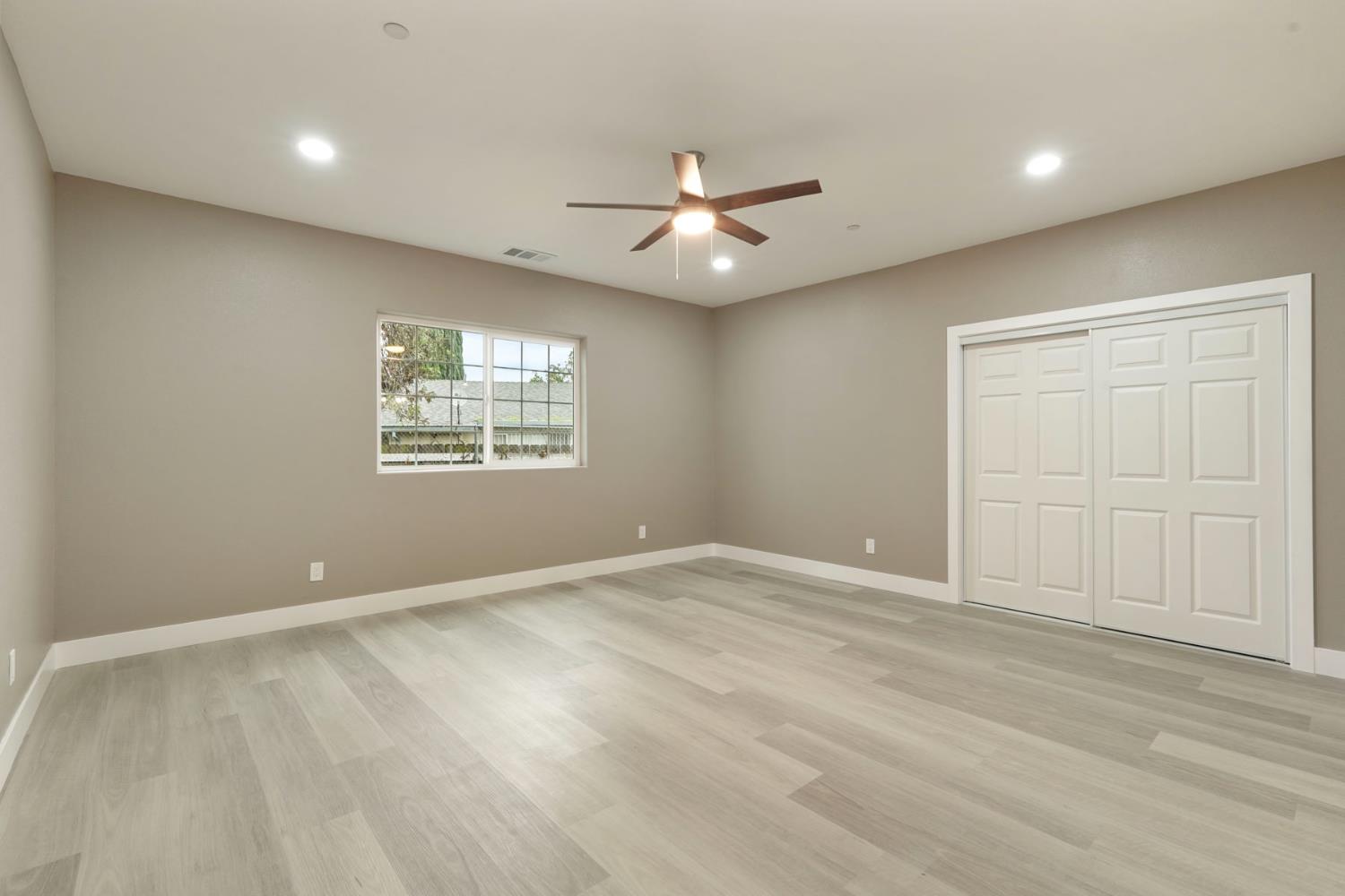 9421 Carter Court Stockton, CA 95209 - Photo 19 of 31 an empty room with windows and fan