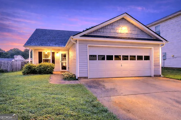 a view of front of a house with a yard