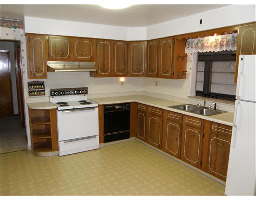 5346 Hardt Road Gibsonia, PA 15044 - Photo 4 of 10 Kitchen. Lots of Cabinets and Counter Space