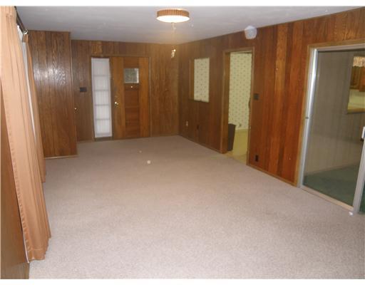 5346 Hardt Road Gibsonia, PA 15044 - Photo 6 of 10 Living Room. Nice Carpeting.....Lots of Space!