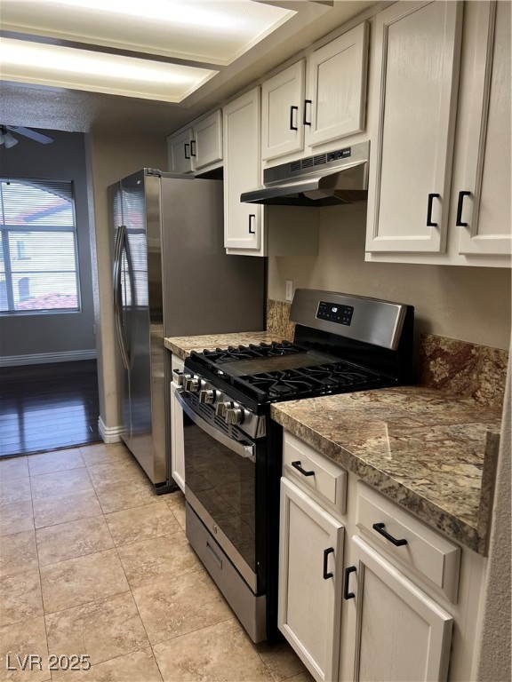 2975 Bluegrass Lane, Unit 424 Henderson, NV 89074 - Photo 9 of 43 5 burner stove with griddle, double door refrigerator