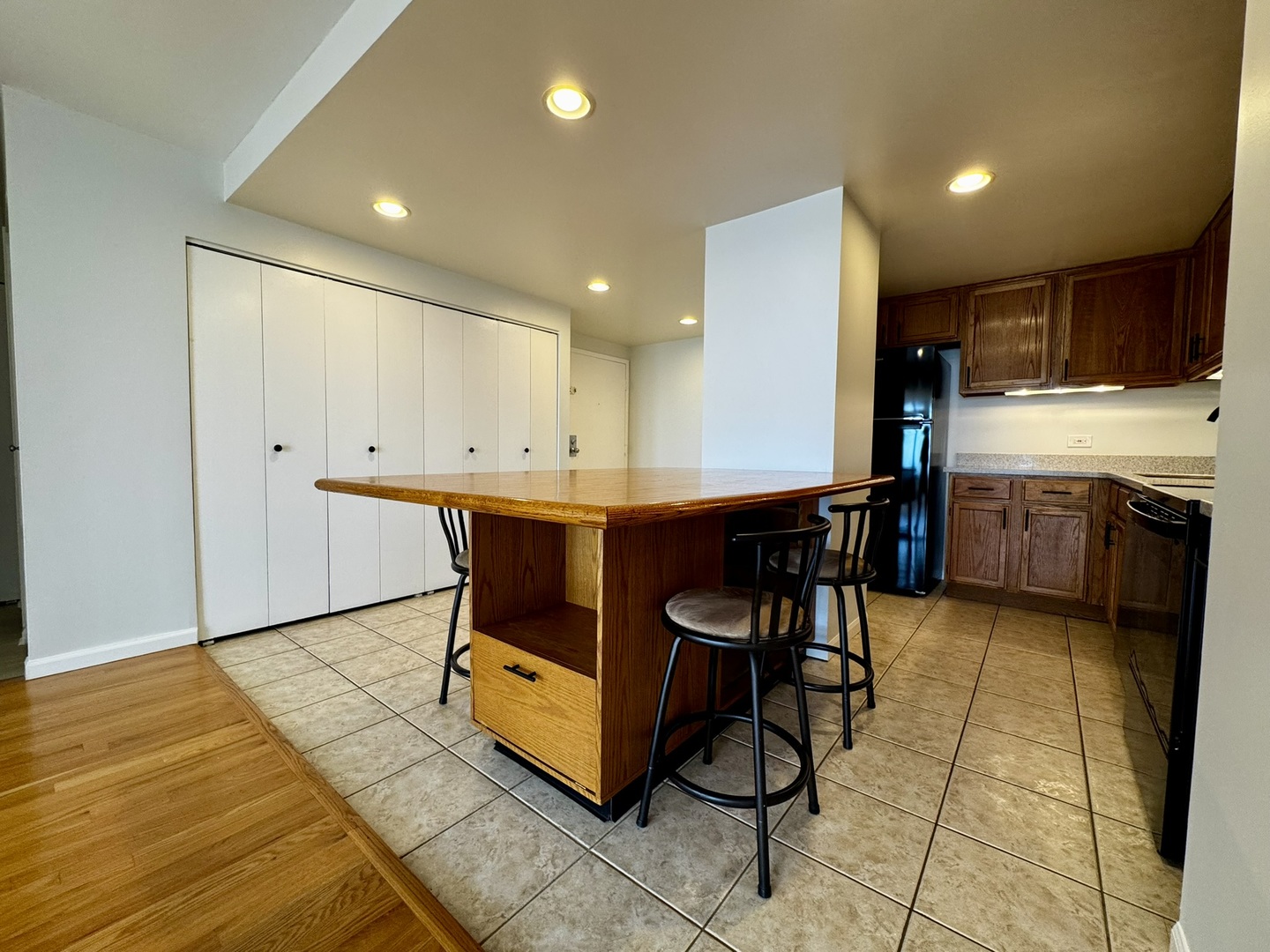 5320 North Sheridan Road, Unit 911 Chicago, IL 60640 - Photo 3 of 16 Gallery Image 3