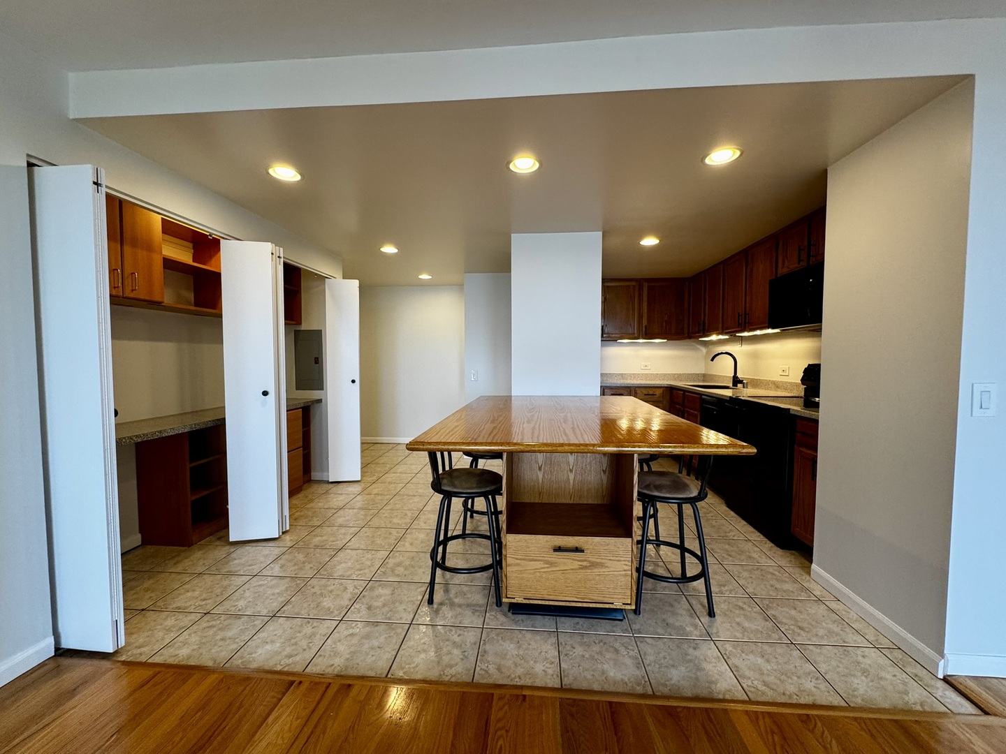 5320 North Sheridan Road, Unit 911 Chicago, IL 60640 - Photo 4 of 16 Gallery Image 4
