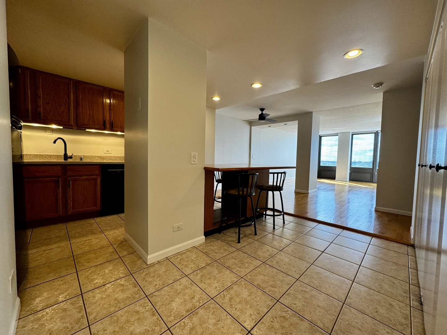 5320 North Sheridan Road, Unit 911 Chicago, IL 60640 - Photo 5 of 16 Gallery Image 5