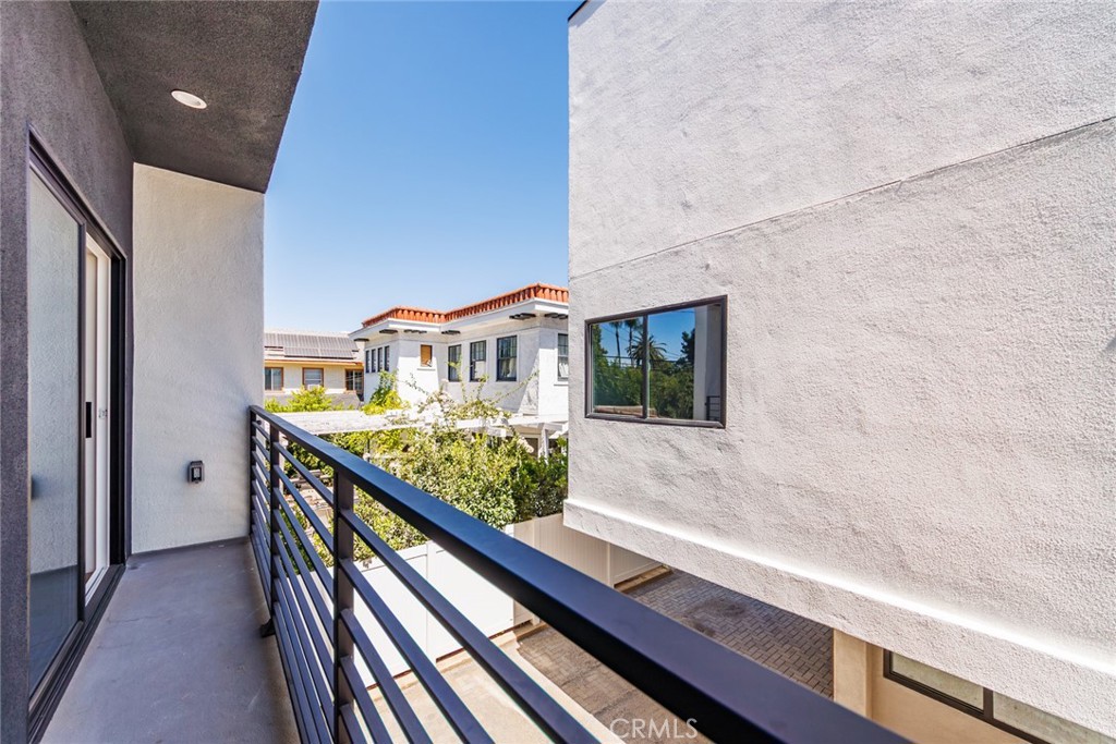 1859 1/2 South Crenshaw Boulevard Los Angeles, CA 90019 - Photo 12 of 29 a balcony with city view