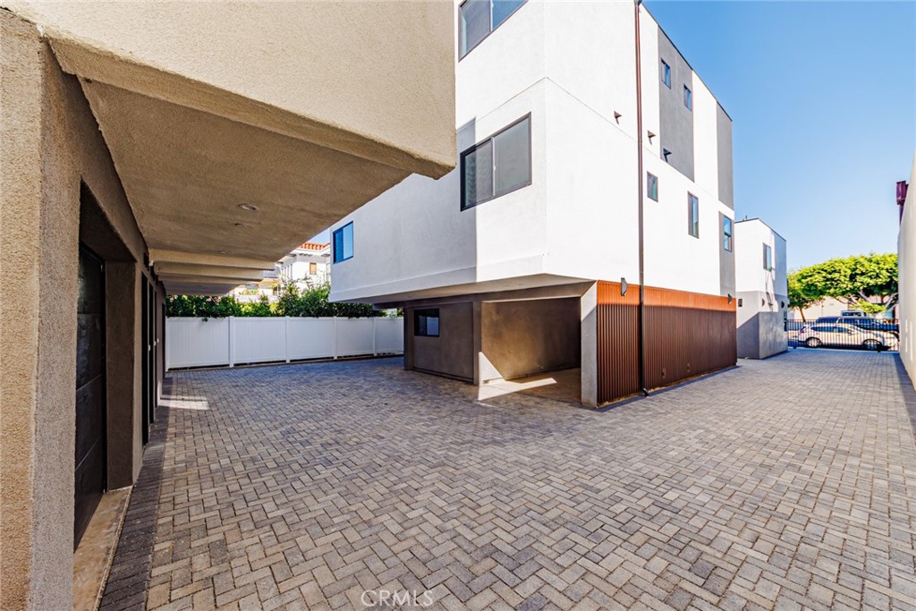 1859 1/2 South Crenshaw Boulevard Los Angeles, CA 90019 - Photo 27 of 29 a view of a terrace