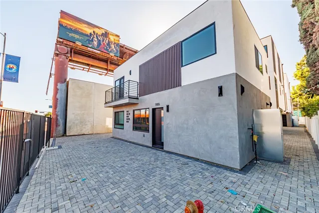 $4,026 | 1859 1/2 South Crenshaw Boulevard, Los Angeles, CA 90019