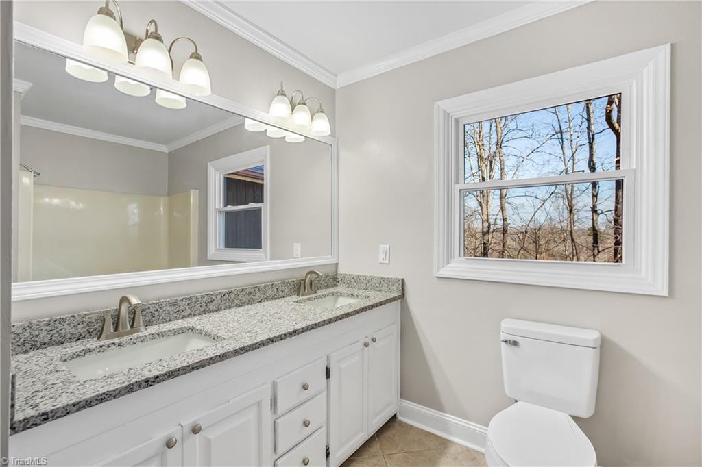 6201 Maurice Circle Rural Hall, NC 27045 - Photo 26 of 50 Shared Full Guest Bath