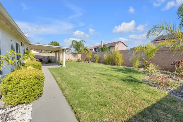 a view of a house with backyard and porch