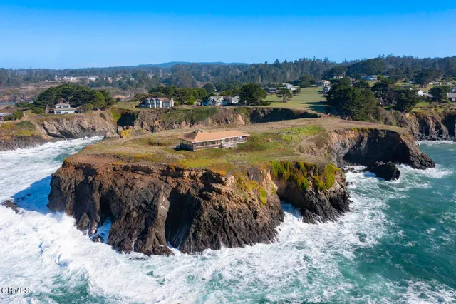 a view of a back yard from a balcony