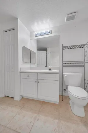 $1,900 | 557 Southeast Prescott Place, Stuart, FL 34994