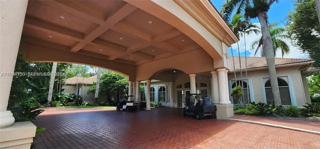 a view of a house with porch and garden