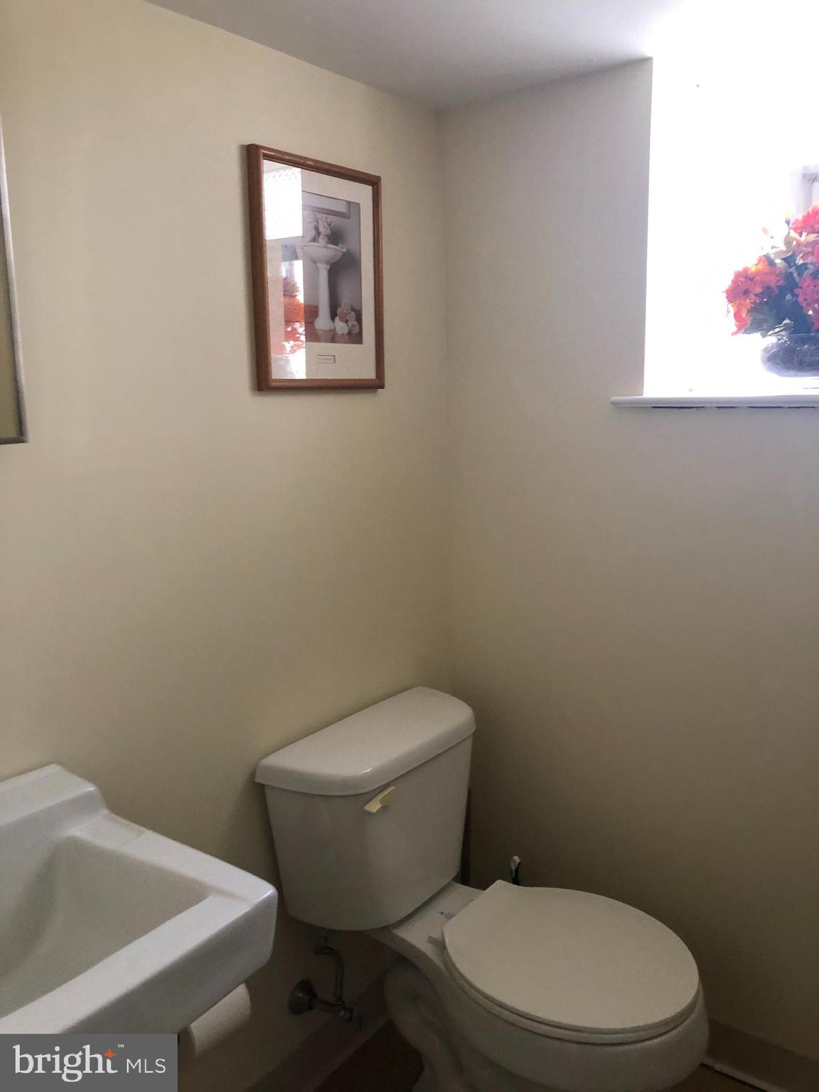 433 Densmore Road Philadelphia, PA 19116 - Photo 17 of 19 powder room