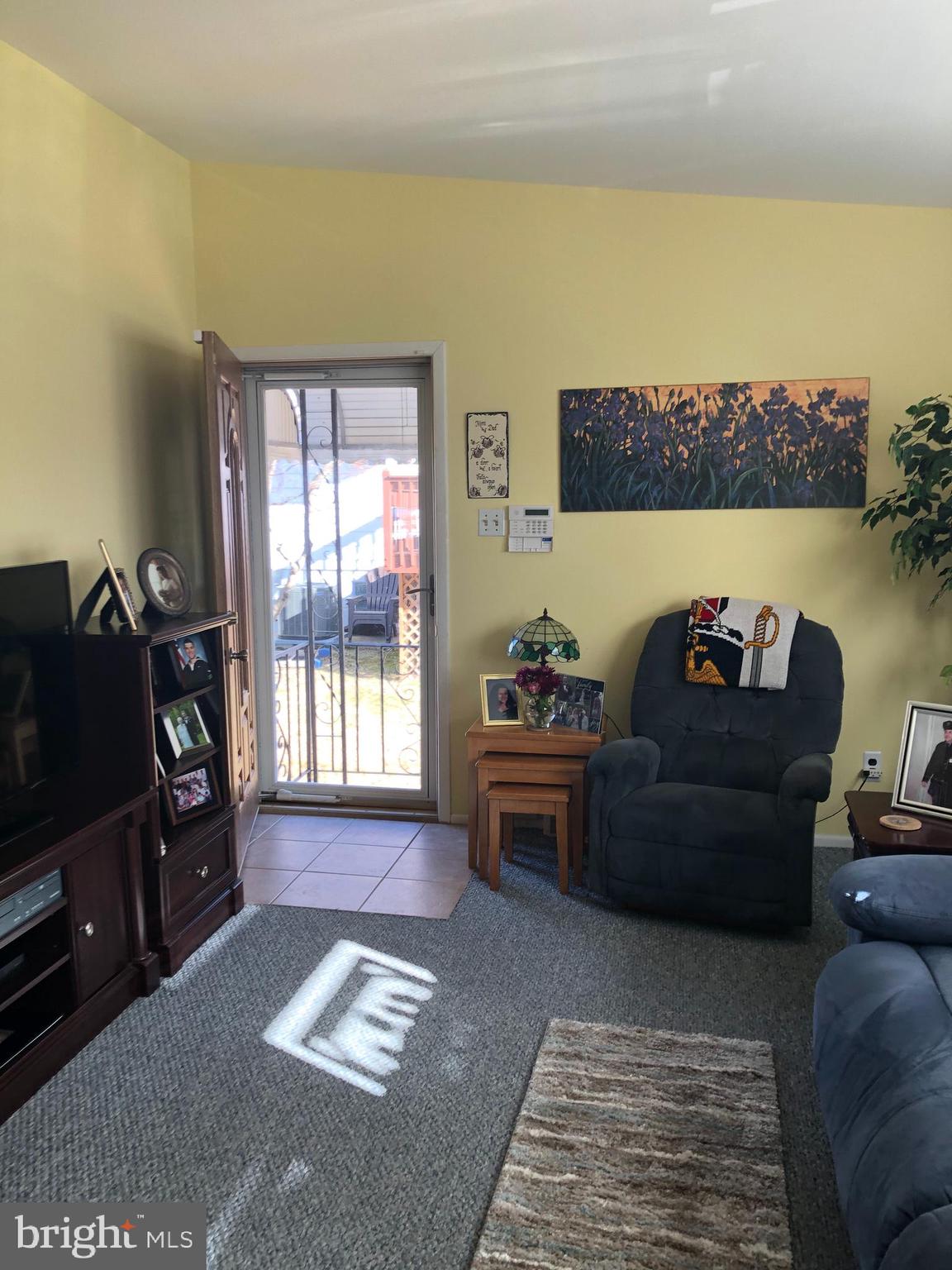 433 Densmore Road Philadelphia, PA 19116 - Photo 5 of 19 Living Room/ Entryway