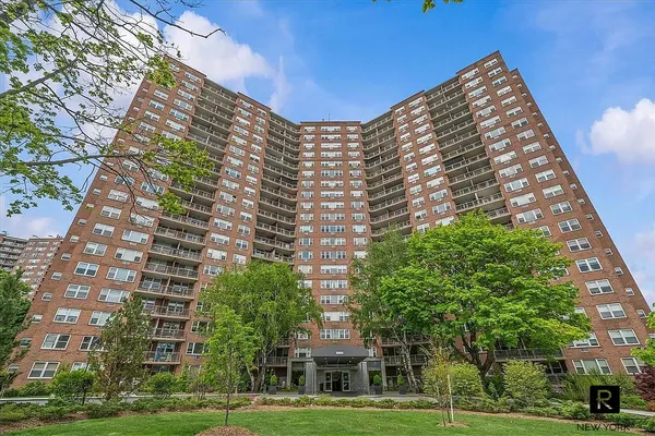 $699,000 | 5800 Arlington Avenue, Unit 18J | North Riverdale