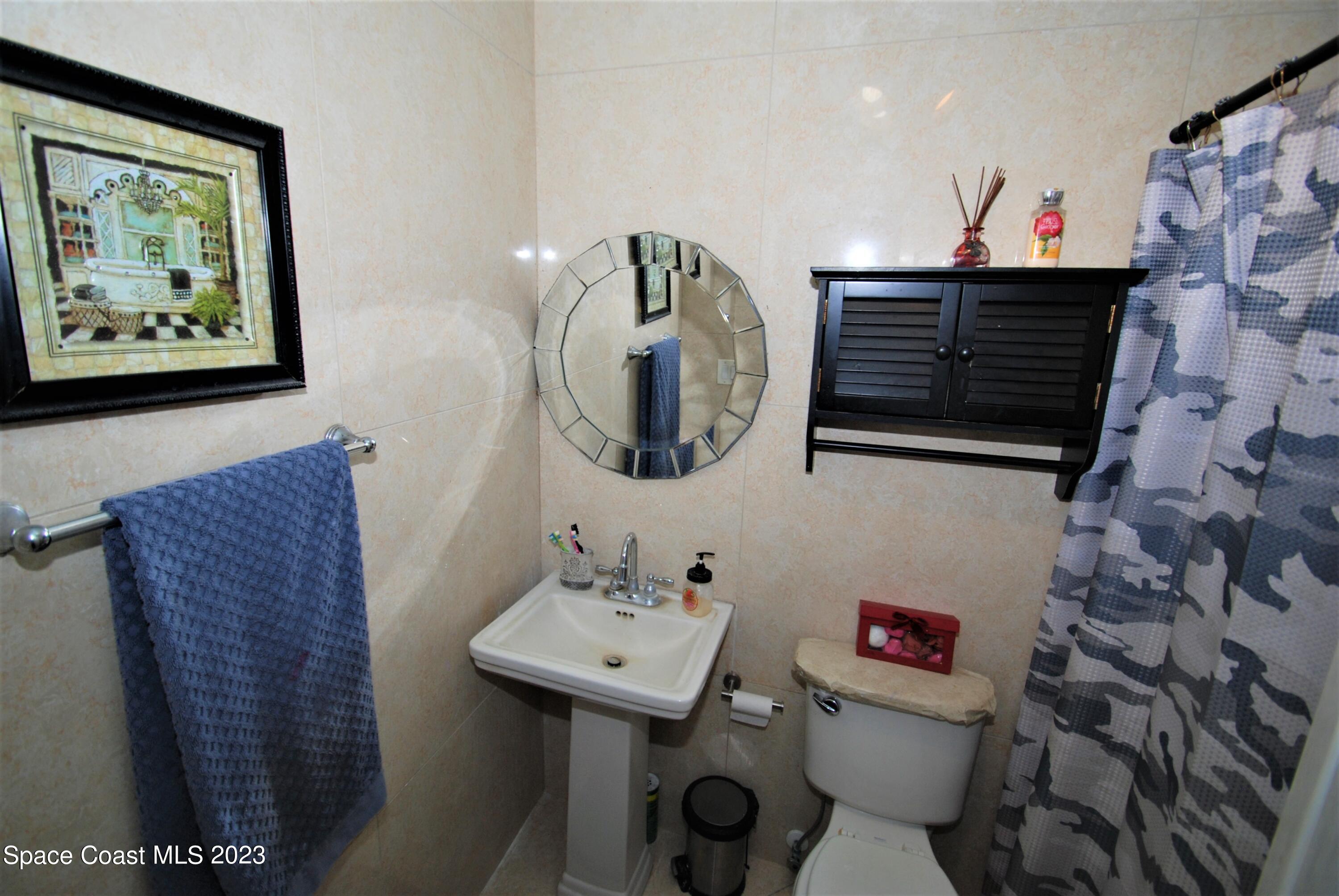2450 Ski Lane Malabar, FL 32950 - Photo 11 of 23 Guest Bathroom