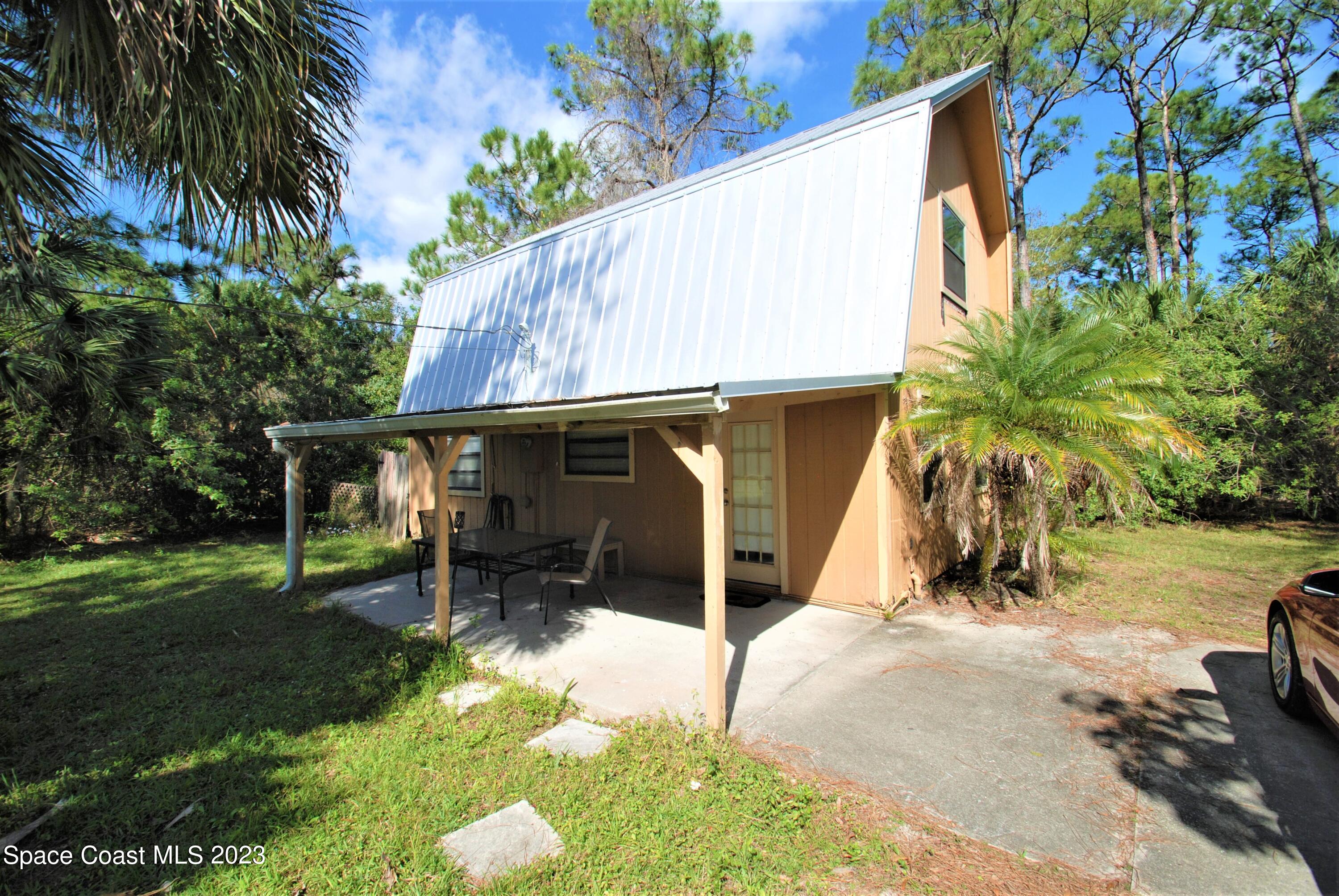 2450 Ski Lane Malabar, FL 32950 - Photo 13 of 23 Barn Living