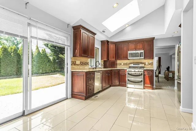 $1,599,000 | 83 The Dell, Searingtown, NY 11507