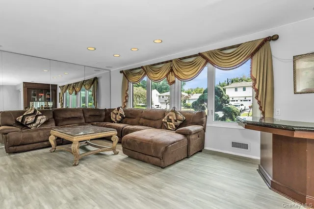 $1,599,000 | 83 The Dell, Searingtown, NY 11507