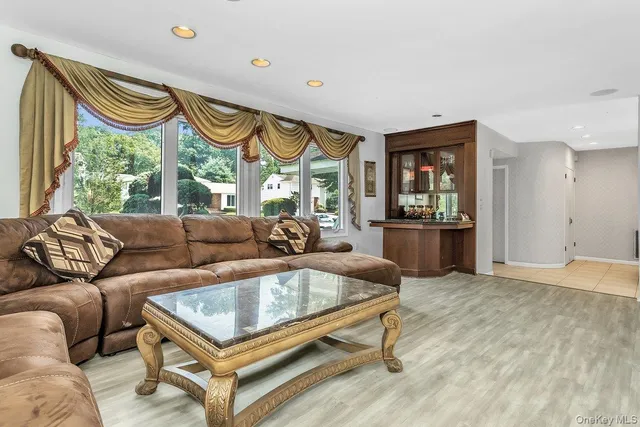 $1,599,000 | 83 The Dell, Searingtown, NY 11507