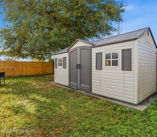 a view of a backyard