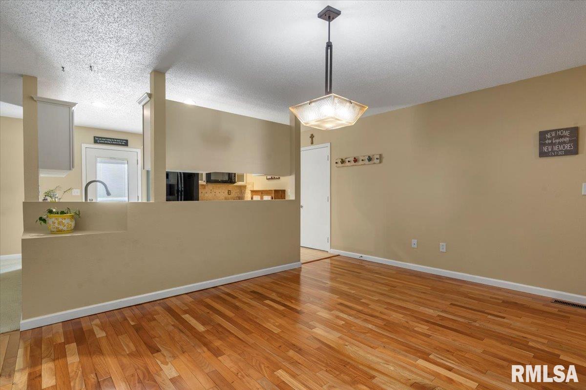 1009 Rickard Court Springfield, IL 62704 - Photo 3 of 29 Gallery Image 3