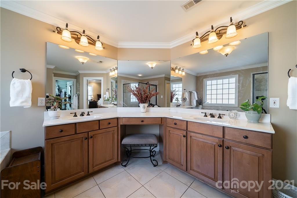 268 Hemmingway Lane Fort Mill, SC 29708 - Photo 29 of 43 a large kitchen with a sink and cabinets