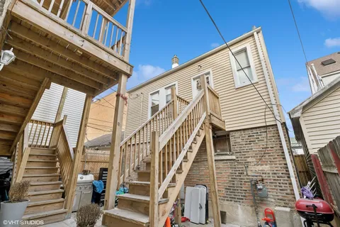 a view of entryway with a front door