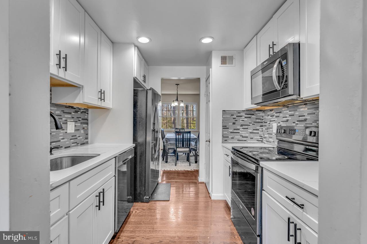 7437 Jayhawk Street Annandale, VA 22003 - Photo 3 of 29