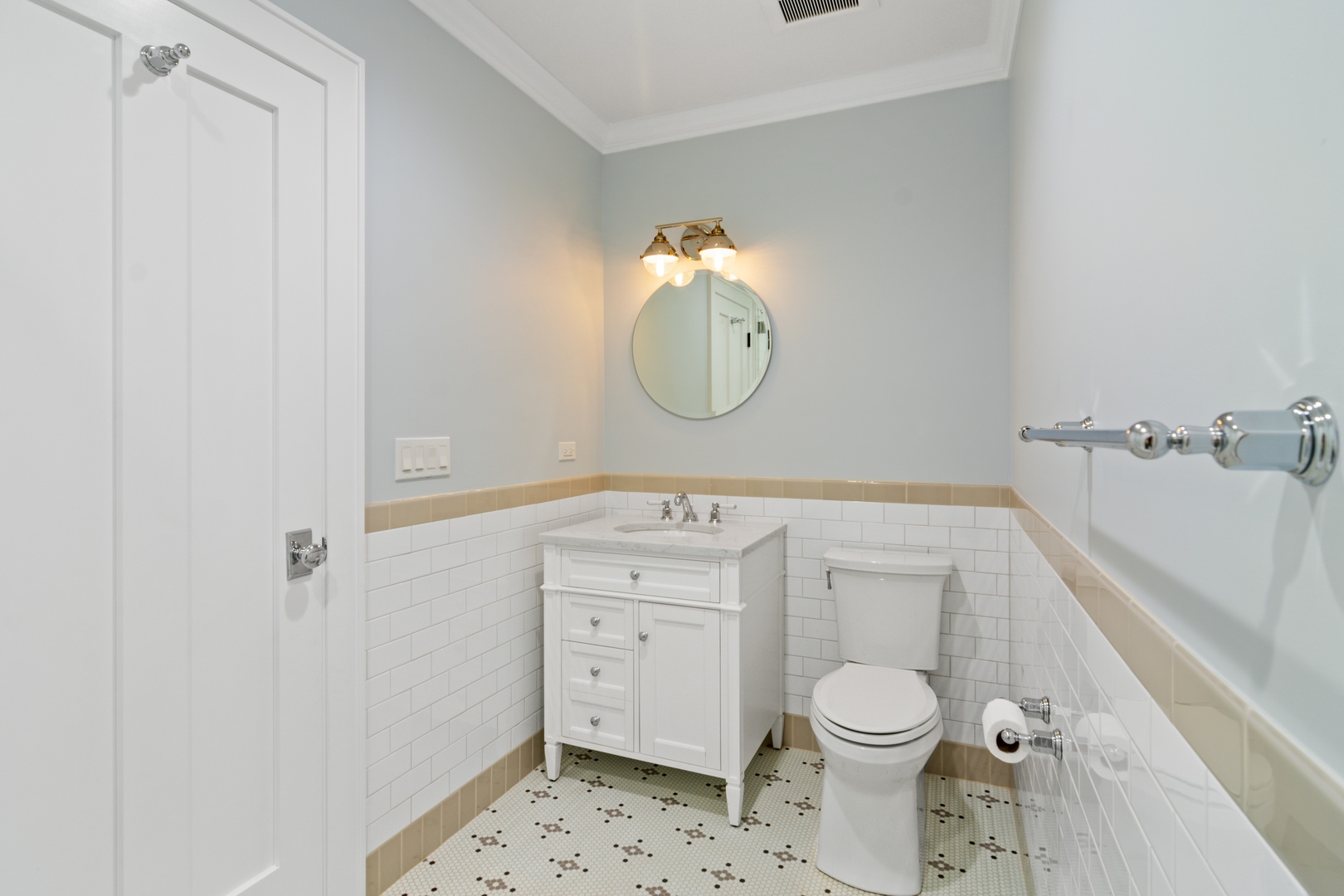 1045 Pine Street Winnetka, IL 60093 - Photo 20 of 38 a bathroom with a toilet sink vanity and tub
