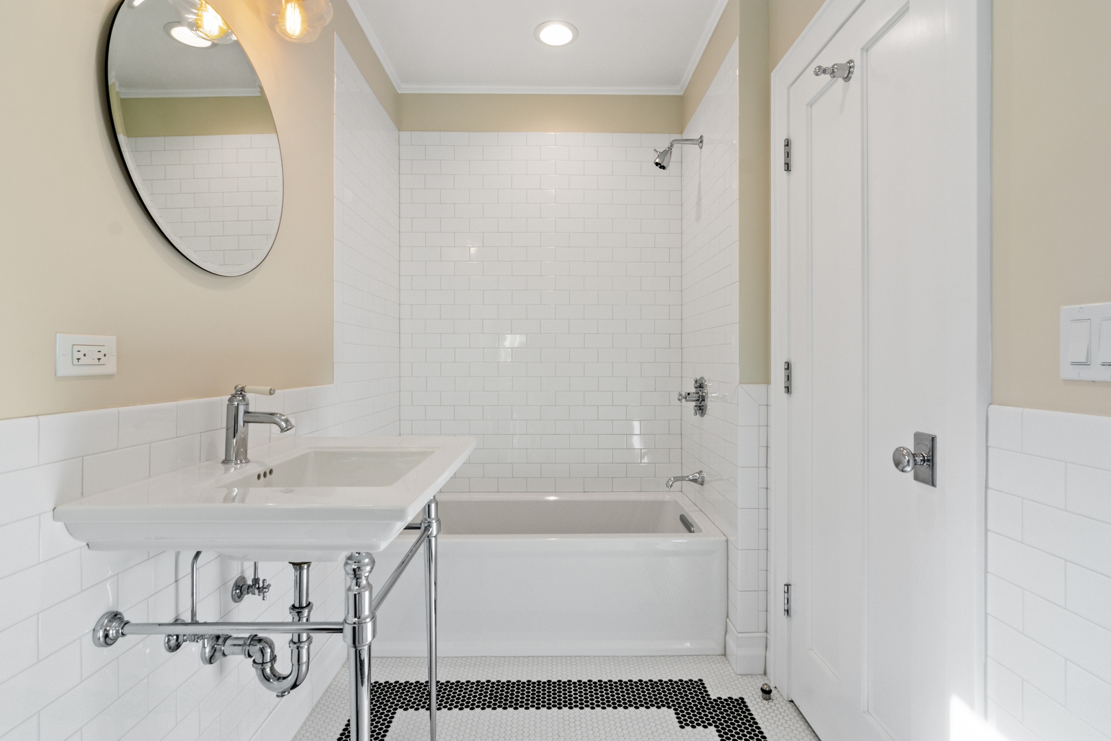 1045 Pine Street Winnetka, IL 60093 - Photo 28 of 38 a bathroom with a bathtub a sink and a mirror