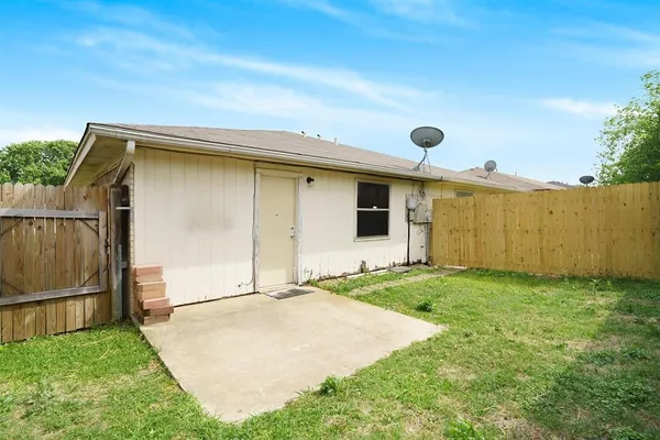 a view of a backyard of the house