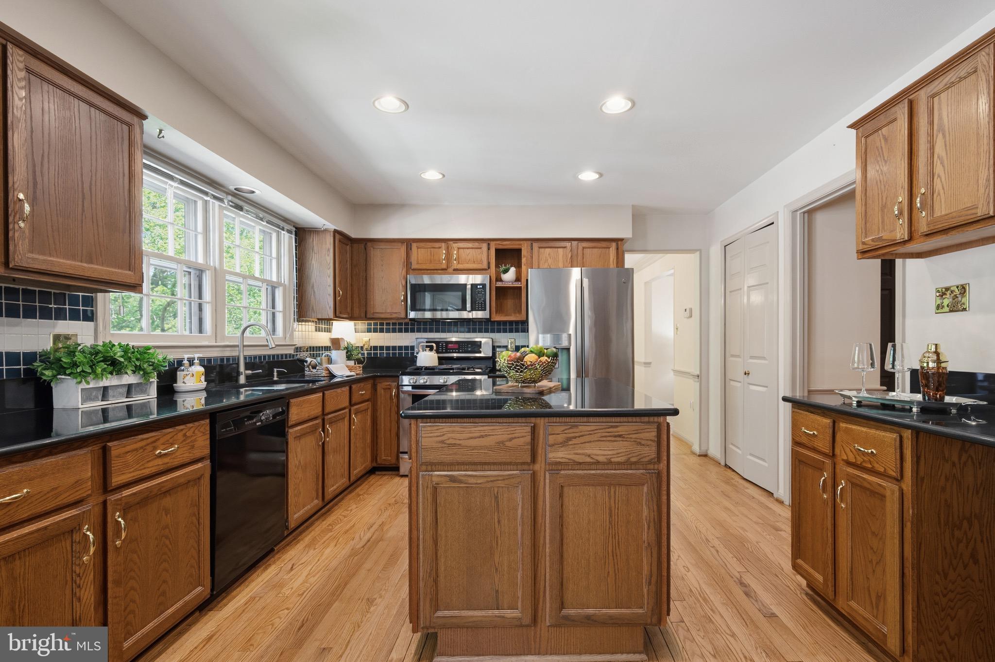 6830 Bluecurl Circle Springfield, VA 22152 - Photo 14 of 73 Stainless steel appliances